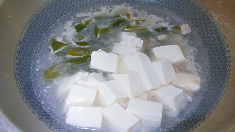 海带豆腐汤,水开后加入豆腐