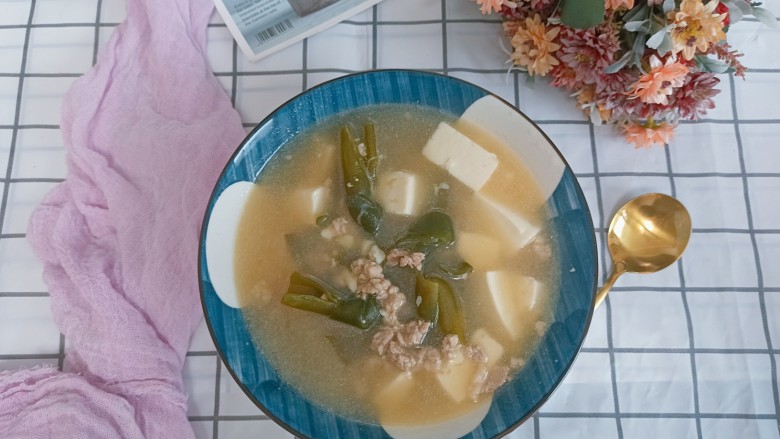 海带豆腐汤,盛入大碗中