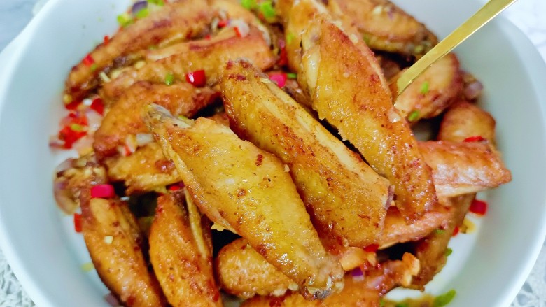 柠香鸡翅,鸡翅色泽金黄,非常诱人!