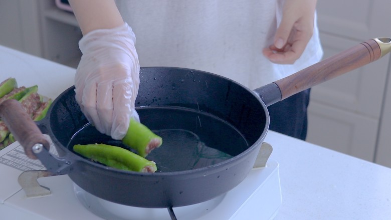 超下饭的—煎酿辣椒,肉馅面朝下放入锅内