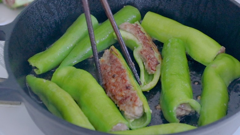 超下饭的—煎酿辣椒,用筷子可以挪动的时候翻面,铁锅煎出的肉,带有独特的烟熏风味
