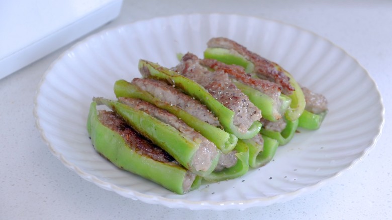 超下饭的—煎酿辣椒,趁热撒点黑胡椒,也可以出锅前挑一个红烧酱汁倒入锅内