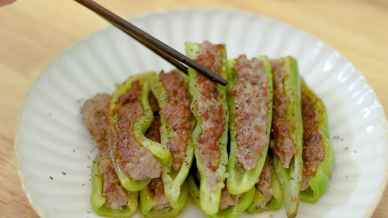 超下饭的—煎酿辣椒,好吃下饭,这种<a style='color:red;display:inline-block;' href='/shicai/ 8778'>尖椒</a>很辣,不能吃辣可以试试柿子椒,也很好吃