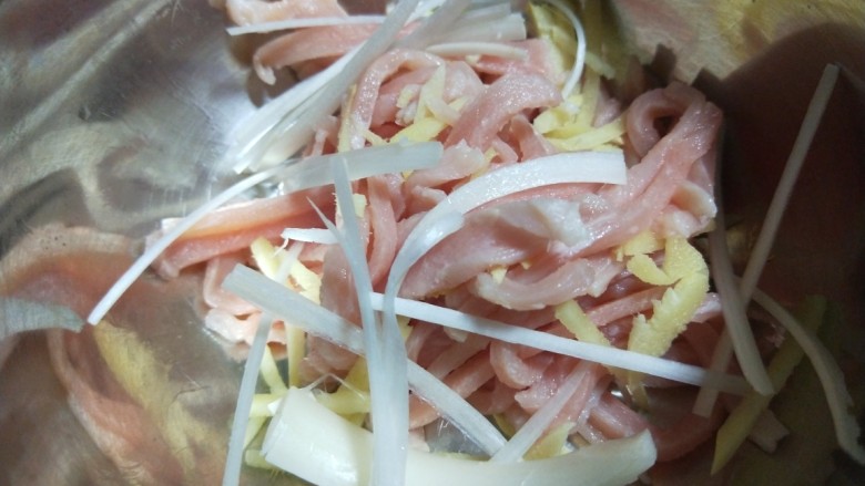 小白菜肉丝面,猪里脊肉切成丝,加入葱姜丝。