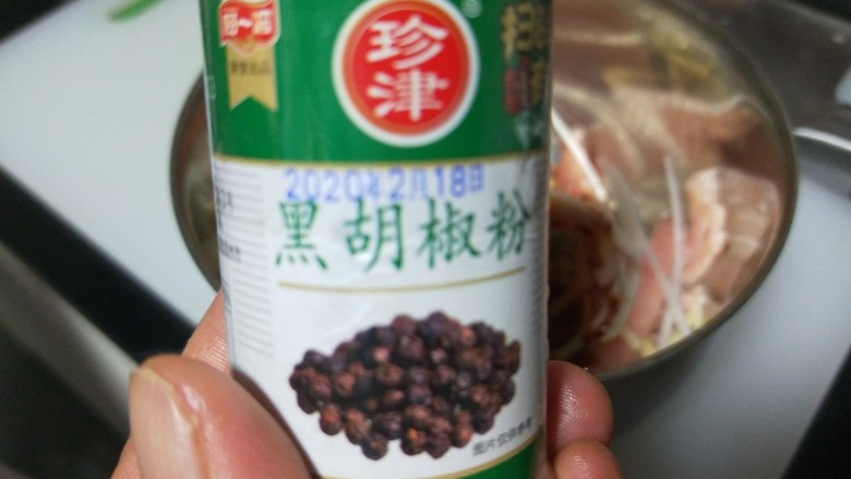 小白菜肉丝面,加入黑胡椒?