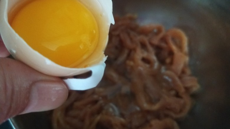 小白菜肉丝面,倒入蛋青,淀粉抓均匀备用。