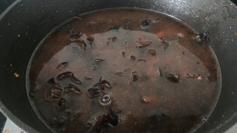小白菜肉丝面,倒入适量水,加淀粉勾芡,加入适量盐。