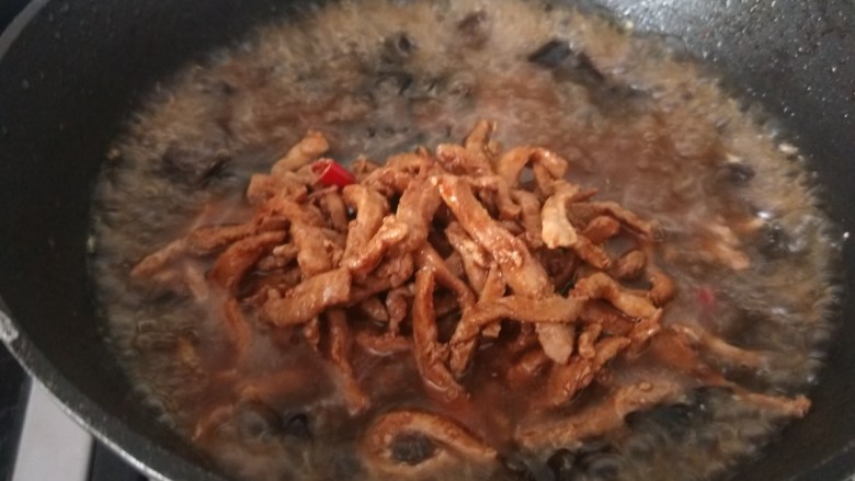 小白菜肉丝面,倒入肉丝。