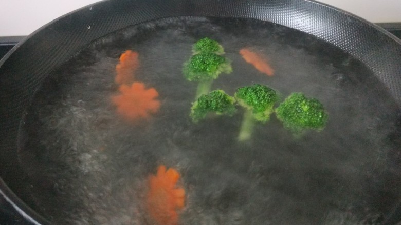 小白菜肉丝面,倒入西蓝花,胡萝卜焯水。