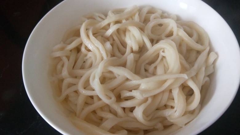 小白菜肉丝面,碗中不要放的太满还要放菜,半碗最好。
