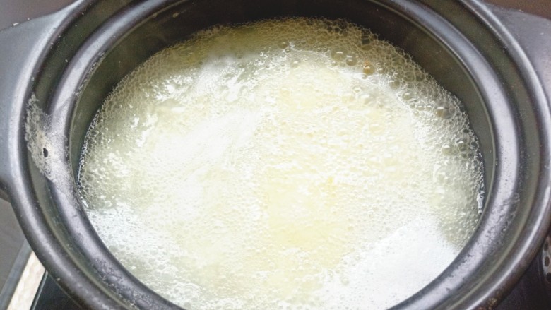 生滚鱼片粥,煮开,要时常搅拌,防止糊锅底