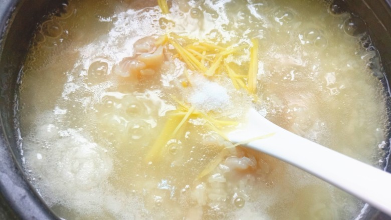 生滚鱼片粥,加入剩余的姜丝,少许盐搅拌均匀在熬一分钟