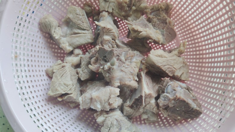 山药炖排骨,煮好的排骨用流动水冲洗掉表面的脏东西,然后控干水分