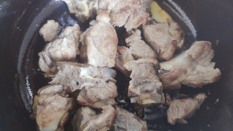 山药炖排骨,加入排骨,翻炒至排骨稍稍呈金黄色