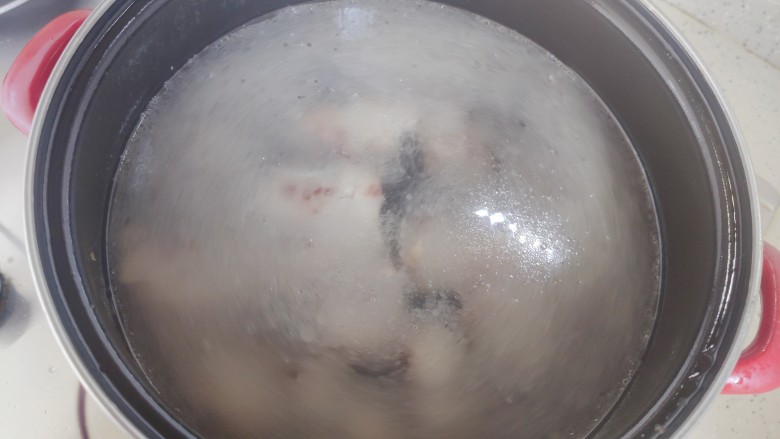 山药炖排骨,加适量热开水,水量随个人喜好添加,喜欢喝汤的就多加一点,不喜欢喝汤的就少加一点