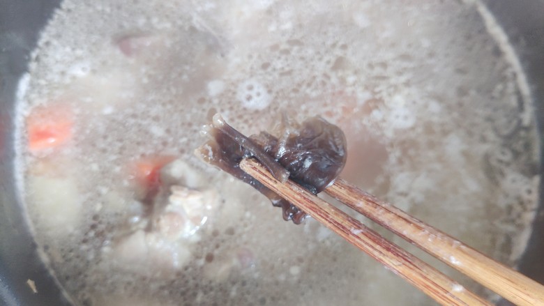 山药炖排骨,家里正好有一些泡发好的木耳,就一起加进去了,搅拌均匀,盖上锅盖,继续小火煮15~20分钟