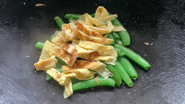 荷兰豆炒鸡蛋,再加适量鸡蛋块,翻炒均匀出锅