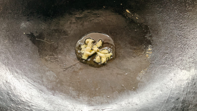 荷兰豆炒鸡蛋,锅烧热油,加入蒜末少许炒出香味