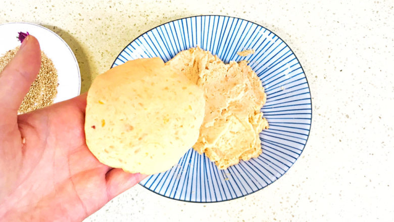 芝麻红薯饼,在手心按压成圆饼