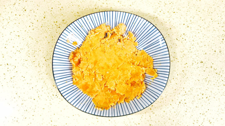 芝麻红薯饼,蒸熟冷却后,按压成泥