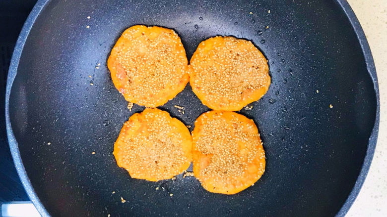 芝麻红薯饼,慢火,双面煎至金黄色