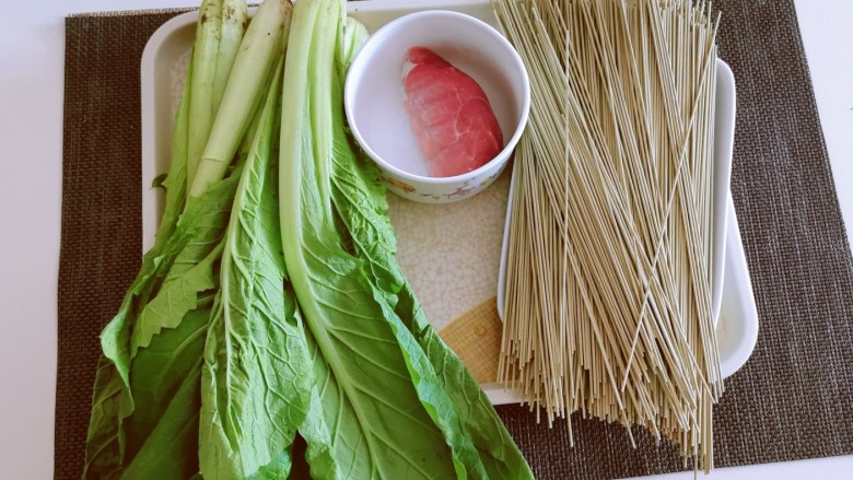小白菜肉丝面,食材准备好。
