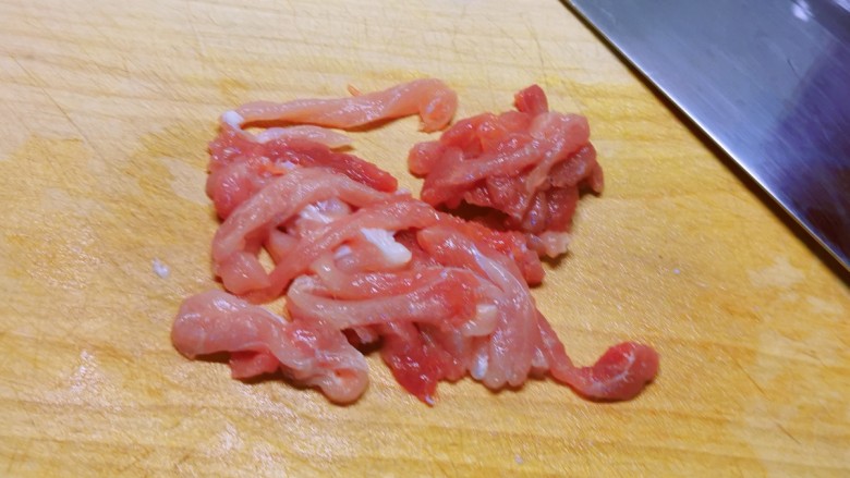 小白菜肉丝面,<a style='color:red;display:inline-block;' href='/shicai/ 429'>瘦肉</a>切成肉丝。