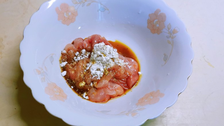 小白菜肉丝面,放入半汤匙<a style='color:red;display:inline-block;' href='/shicai/ 692'>酱油</a>、<a style='color:red;display:inline-block;' href='/shicai/ 720'>胡椒粉</a>和淀粉反复抓拌均匀，静置15分钟。