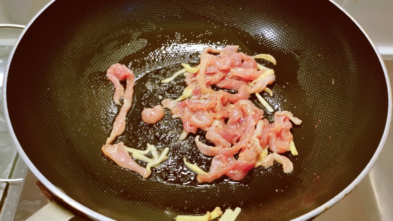 小白菜肉丝面,起油锅放入食用油，油热后放入姜丝炒出香味，放入肉丝翻炒变色。