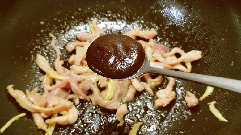 小白菜肉丝面,放入<a style='color:red;display:inline-block;' href='/shicai/ 712'>甜面酱</a>炒香，放入酱油提味。