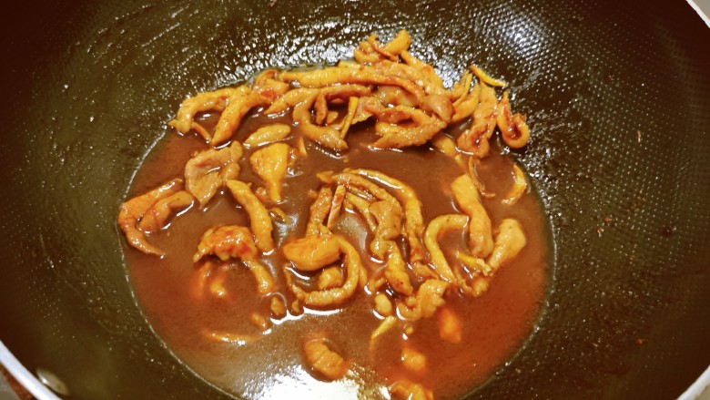 小白菜肉丝面,添加适量清水烧开。