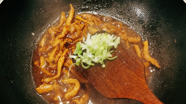 小白菜肉丝面,烧1-2分钟，放入葱片增香，关火出锅。
