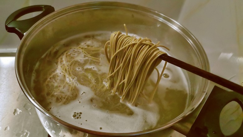 小白菜肉丝面,汤锅烧开水，下入面条煮熟捞出。