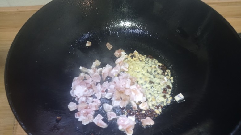 干煸黄豆芽,倒入猪肉丁,翻炒
