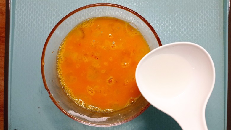 虾仁韭菜炒鸡蛋,放入适量<a style='color:red;display:inline-block;' href='/shicai/ 715'>白醋</a>,打散均匀