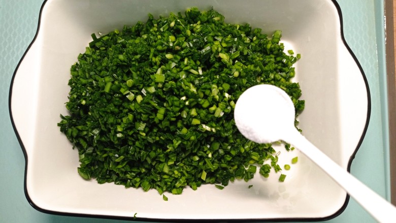虾仁韭菜炒鸡蛋,切成碎末,加入少许食用盐,腌制,杀出水分