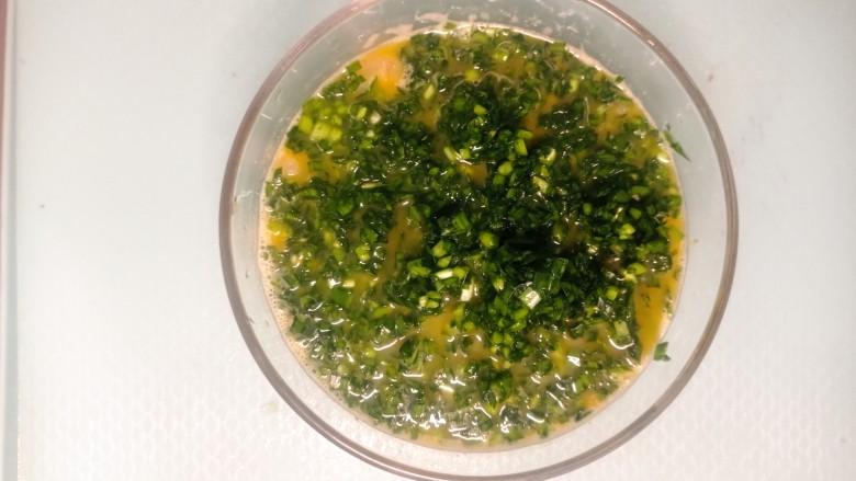 虾仁韭菜炒鸡蛋,腌制好的韭菜,挤出水分,放入鸡蛋液中