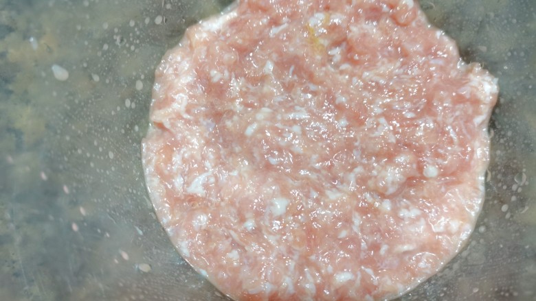 肉末辣炒玉米粒,再加入生粉,食盐,食用油,<a style='color:red;display:inline-block;' href='/shicai/ 788'>生抽</a>搅拌均匀腌制一下