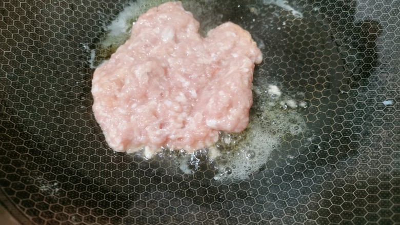 肉末辣炒玉米粒,锅烧热下入食用油,再把肉沫放入