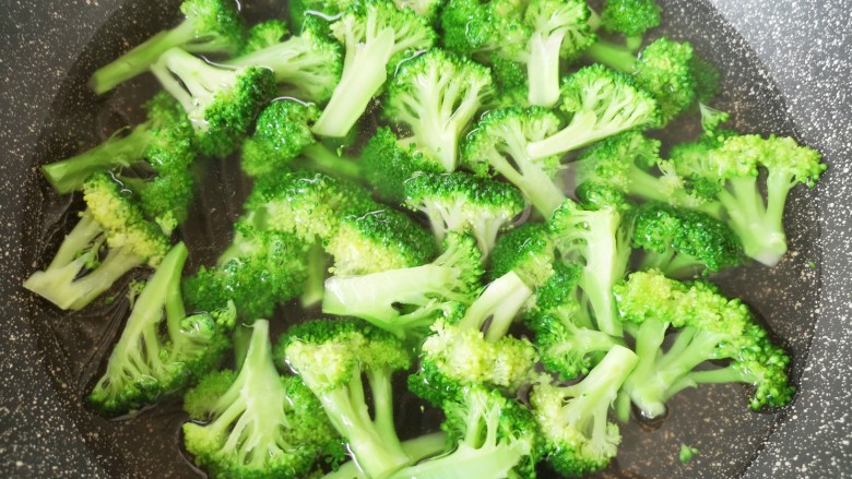上汤西兰花,锅里放水烧开,加入少许盐和几滴食用油,下入西兰花焯水至变色即可,捞出过凉水,控一下水分备用。