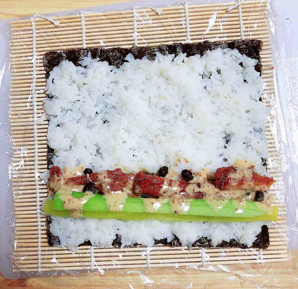 饭卷,再放上寿司胡萝卜、黄瓜、<a style='color:red;display:inline-block;' href='/shicai/ 4856'>沙拉酱</a>。