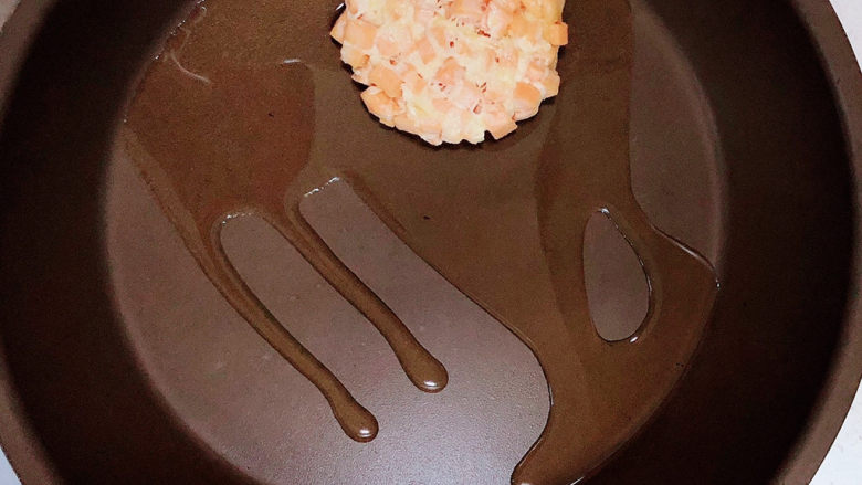 芝麻红薯饼,平底锅倒入少许油,放入做好的红薯饼。