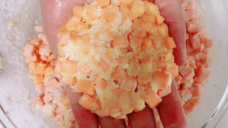 芝麻红薯饼,手上稍微擦点油,团成一团,压成饼。