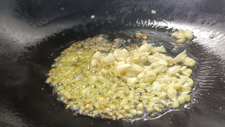 彩蔬火腿丁,再起锅烧油,放入姜蒜炒香