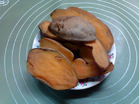 芝麻红薯饼,出锅,晾至温热。