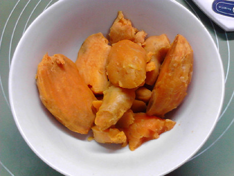 芝麻红薯饼,去皮,趁热用叉子捣成泥。
