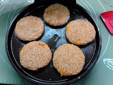 芝麻红薯饼,底面金黄,翻面,再次盖上盖子,上下加热约2-3分钟。