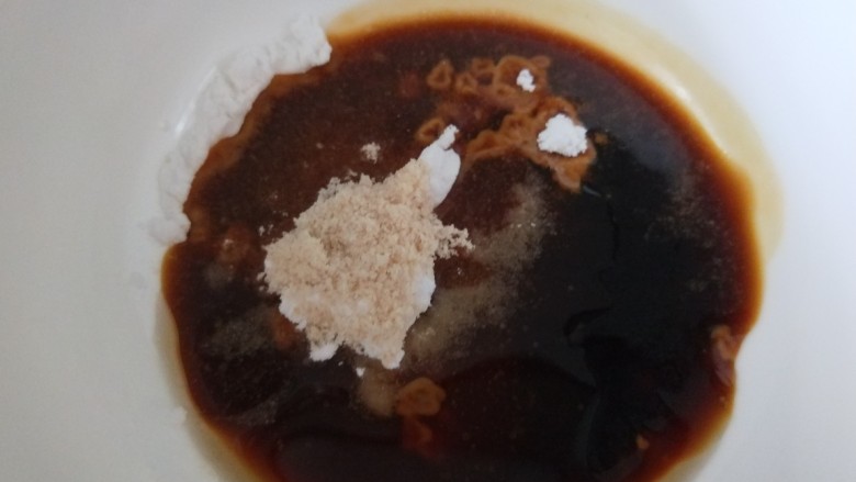 煎酿辣椒,加入酱油,耗油,鸡粉胡椒粉。