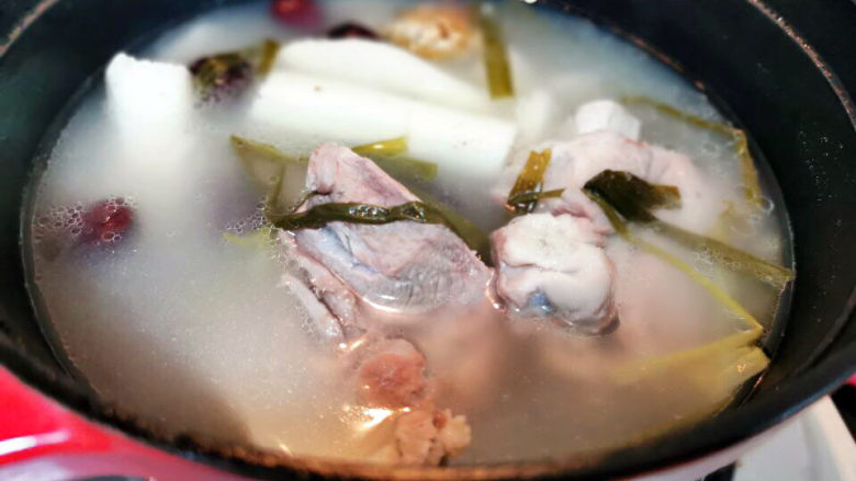 山药炖排骨,奶白汤,看来真的诱人