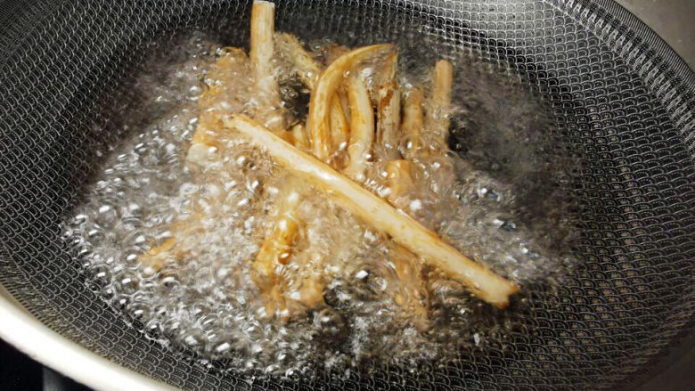 柠香鸡翅,水锅加入白醋,焯一下藕带
